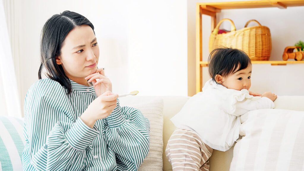 離乳食を嫌がる赤ちゃんとこあるママの様子