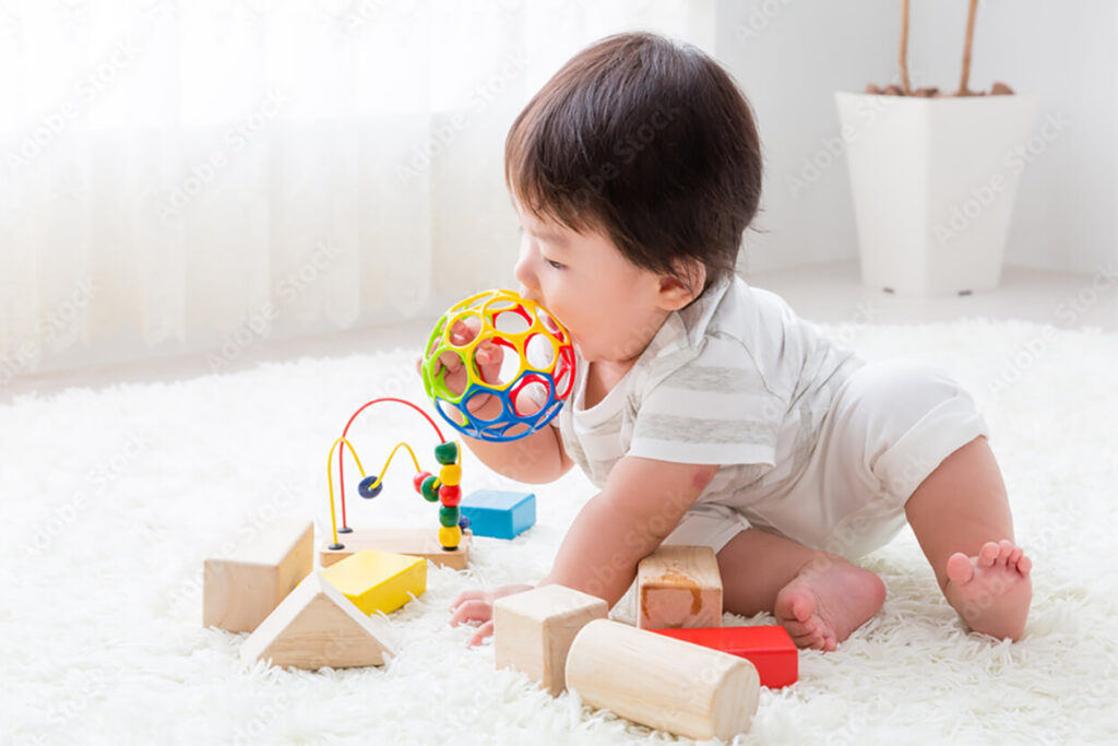 あかちゃんがおもちゃで遊ぶ様子