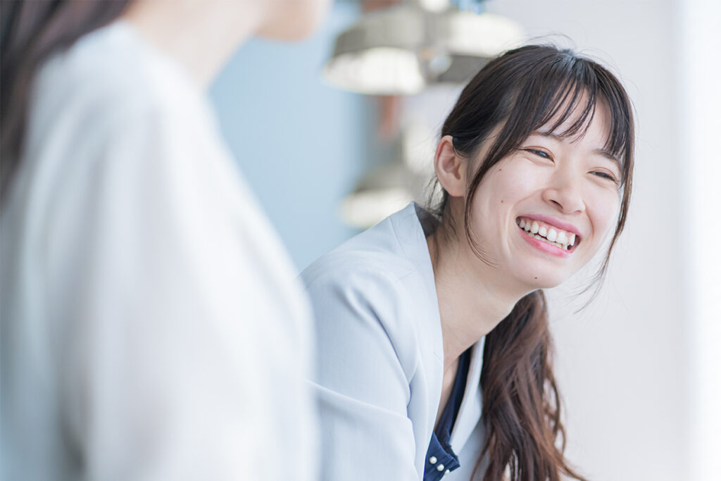 笑顔の女性の写真