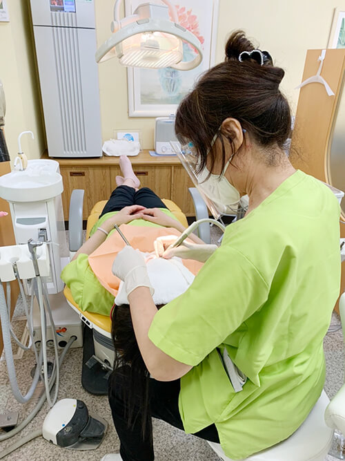 歯科衛生士が歯の検査をしている写真