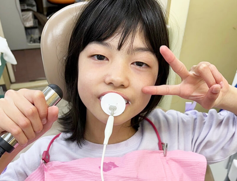 歯科治療をする女の子の写真