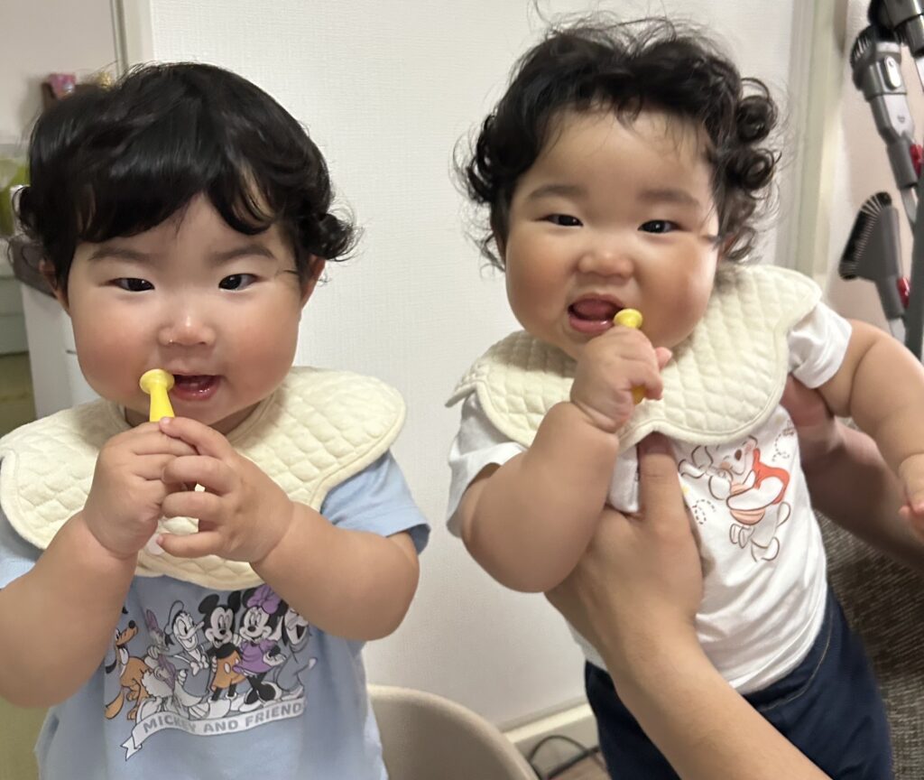 赤ちゃん二人が自分で歯磨きをしているところ