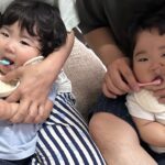 赤ちゃん二人が仕上げ歯磨きをしてもらっているところ