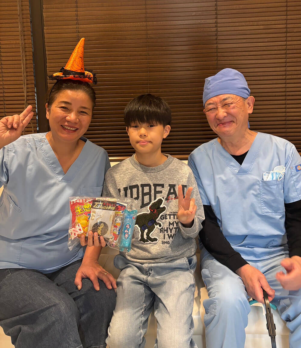 野上歯科医院の院長と恵子ママとこどもの写真