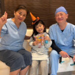 野上歯科医院の院長と恵子ママとこどもの写真