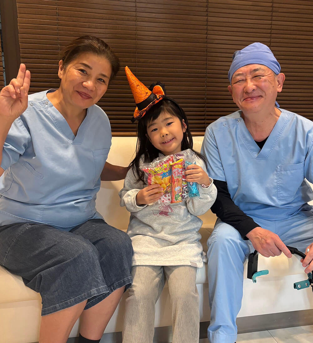 野上歯科医院の院長と恵子ママとこどもの写真