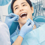 歯科治療を受ける男性