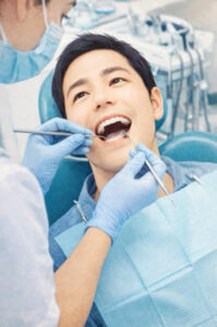 歯科治療を受ける男性